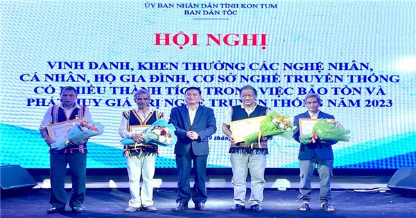 Kon Tum Vinh Danh Các Nghệ Nhân Có Nhiều Thành Tích Trong Việc Bảo Tồn